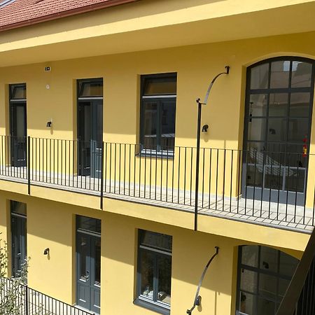 Honest Karlin Aparthotel Prag Exteriör bild