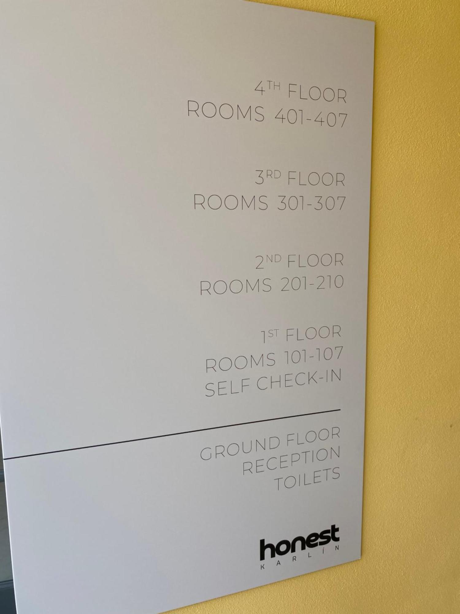 Honest Karlin Aparthotel Prag Exteriör bild