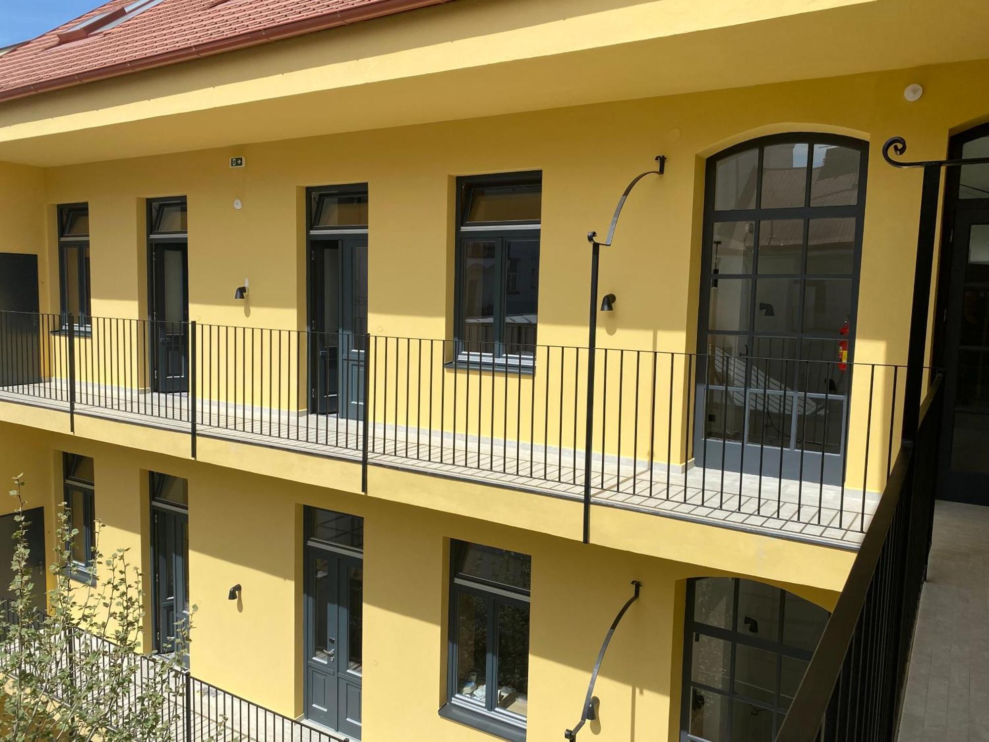 Honest Karlin Aparthotel Prag Exteriör bild