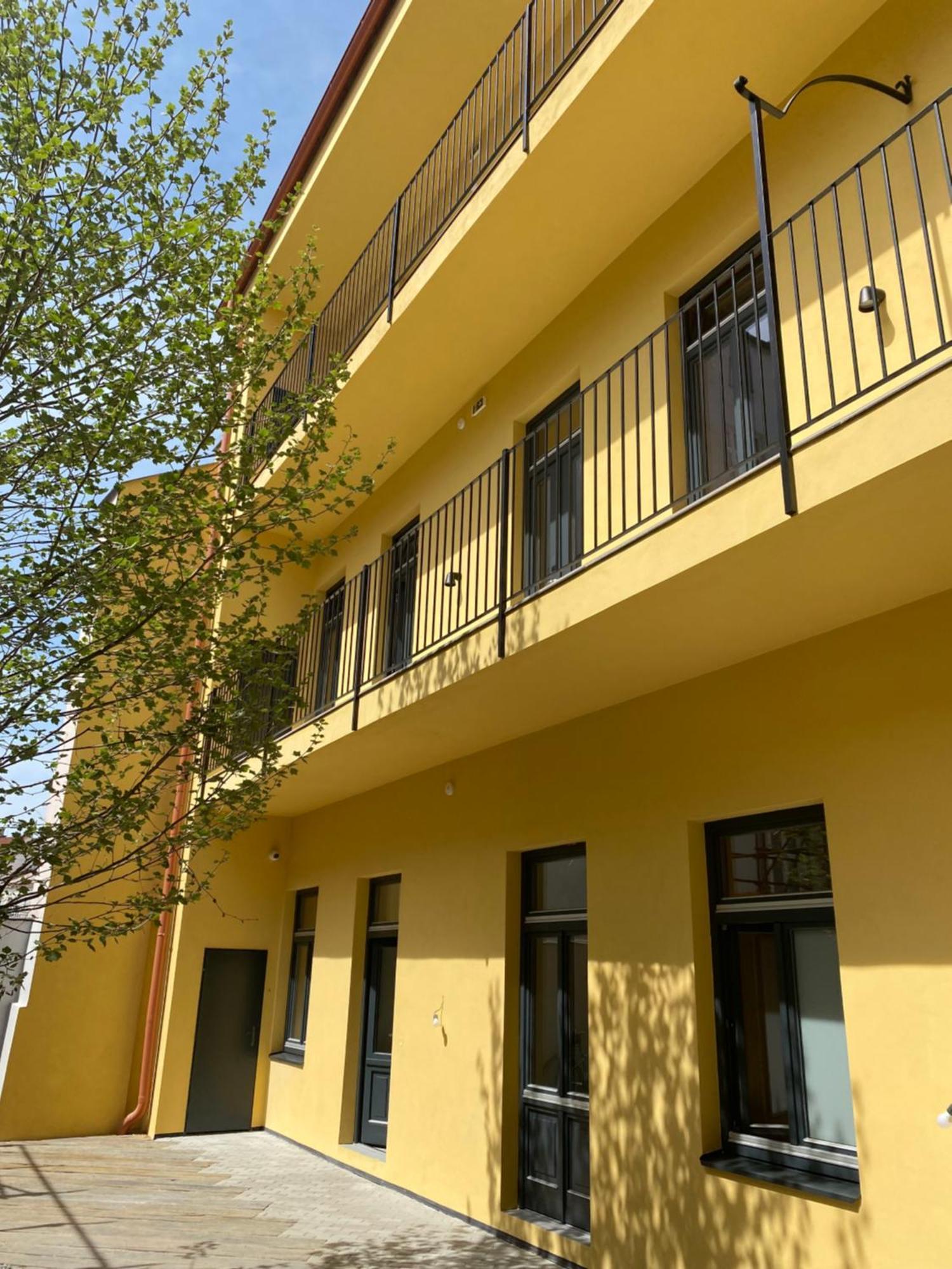 Honest Karlin Aparthotel Prag Exteriör bild