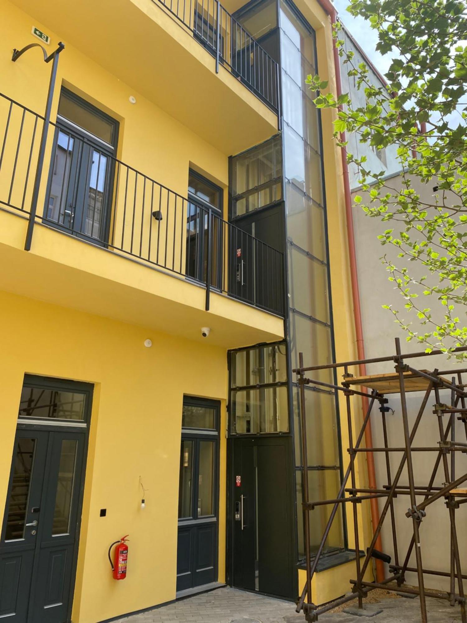 Honest Karlin Aparthotel Prag Exteriör bild