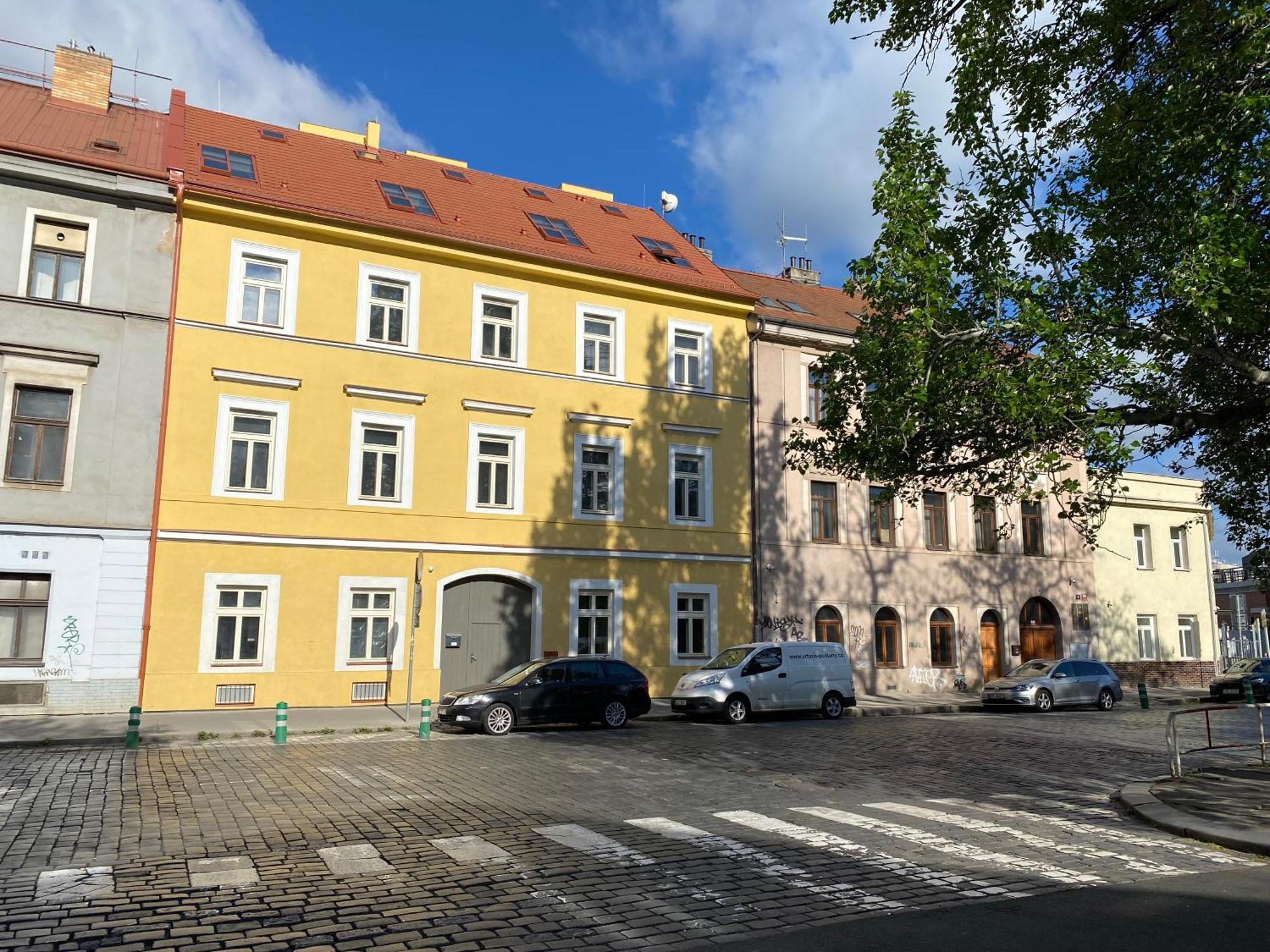 Honest Karlin Aparthotel Prag Exteriör bild