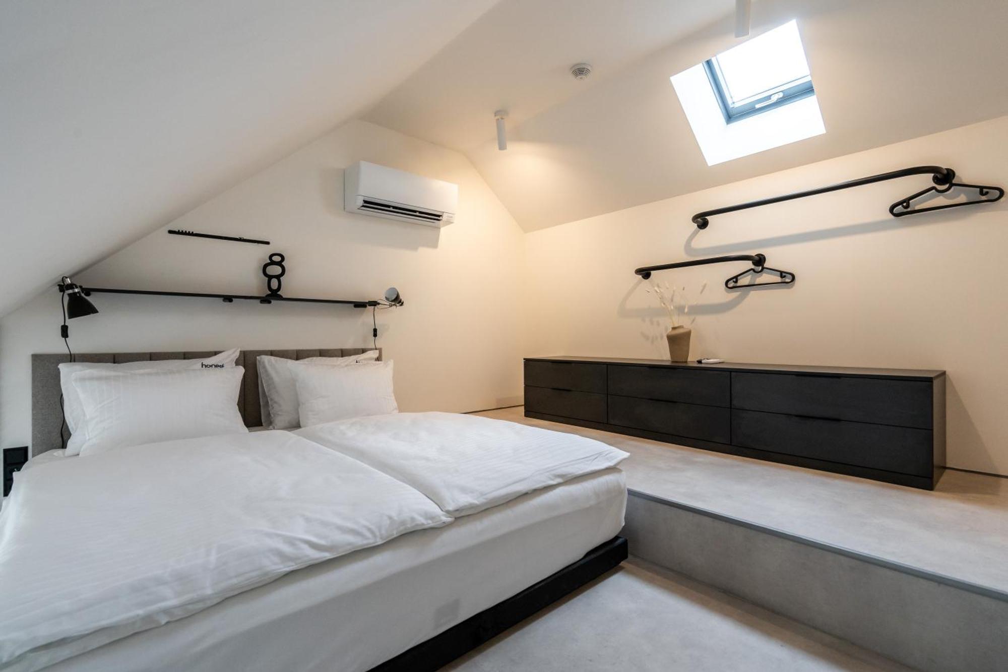 Honest Karlin Aparthotel Prag Exteriör bild