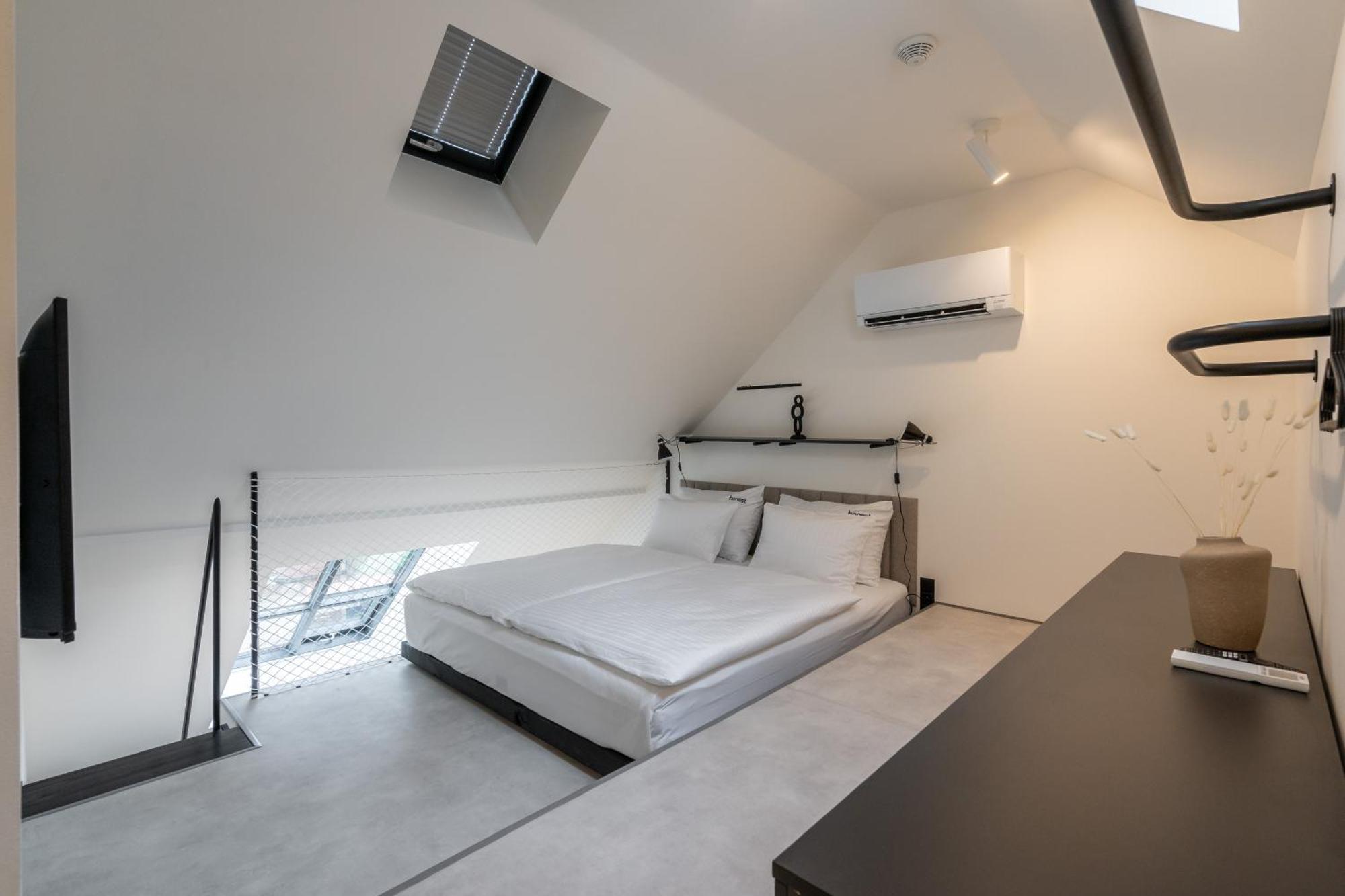 Honest Karlin Aparthotel Prag Rum bild