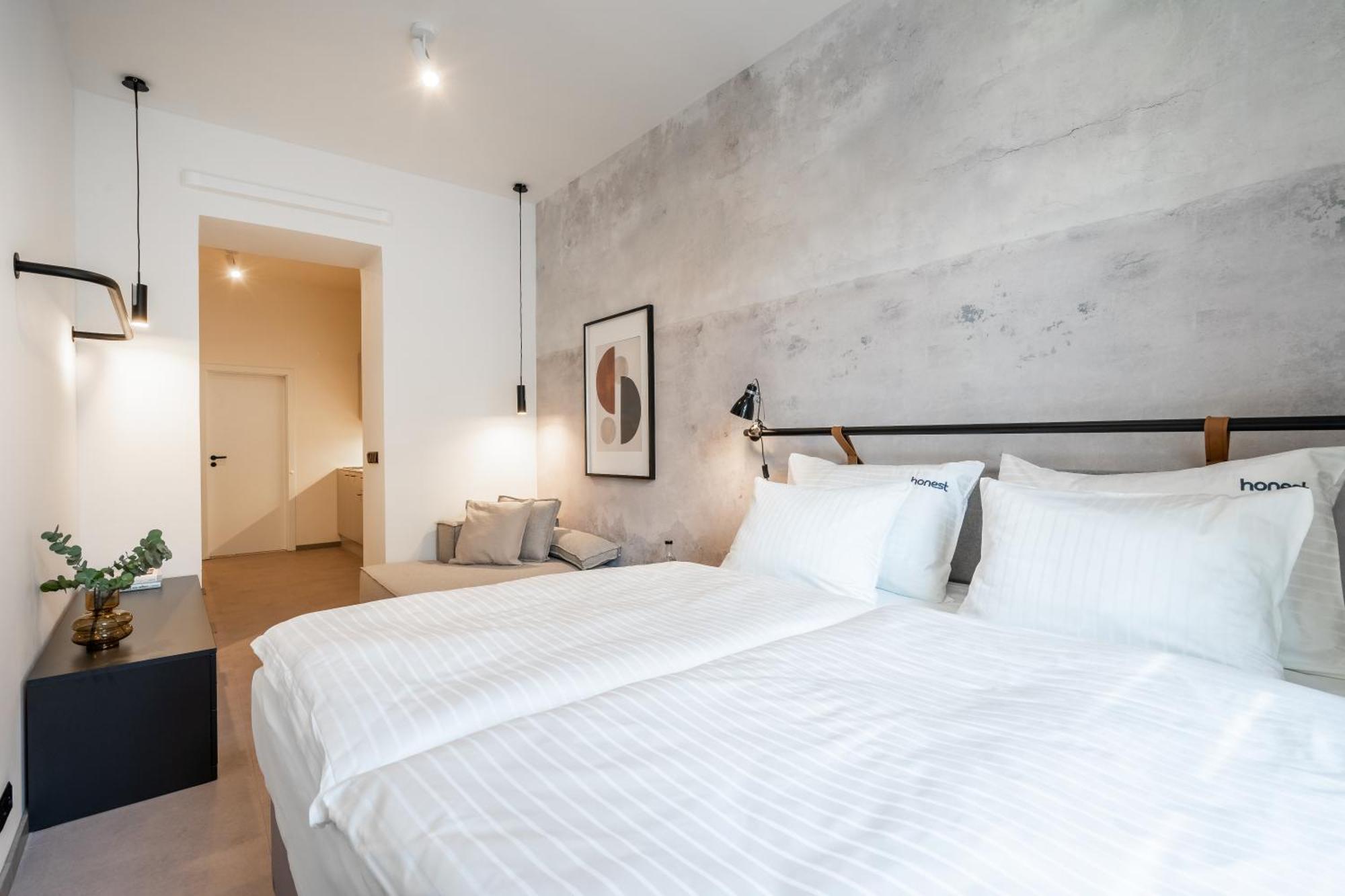 Honest Karlin Aparthotel Prag Exteriör bild