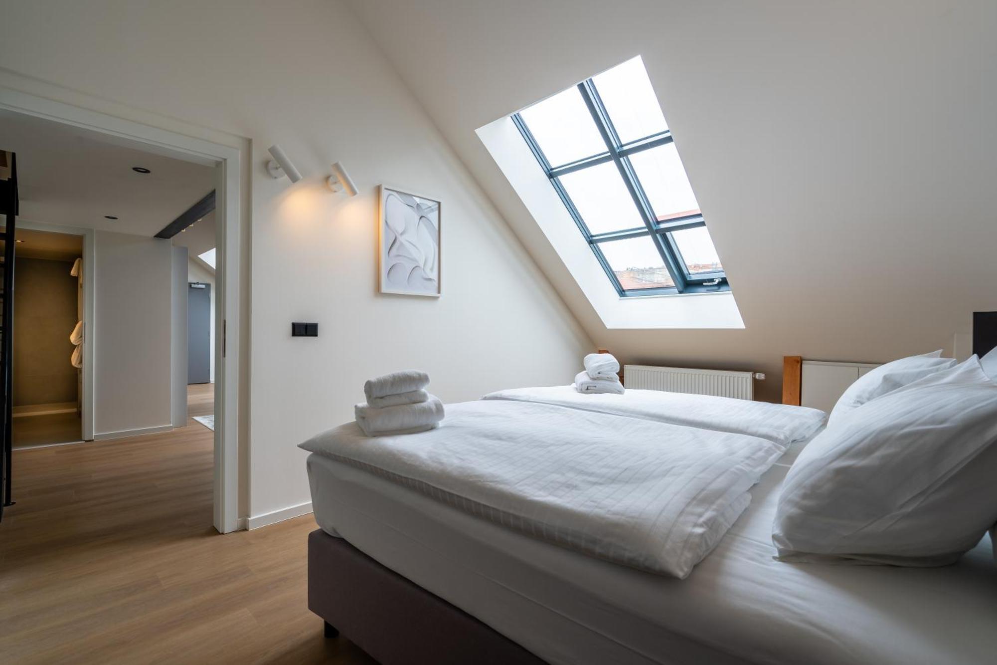 Honest Karlin Aparthotel Prag Exteriör bild