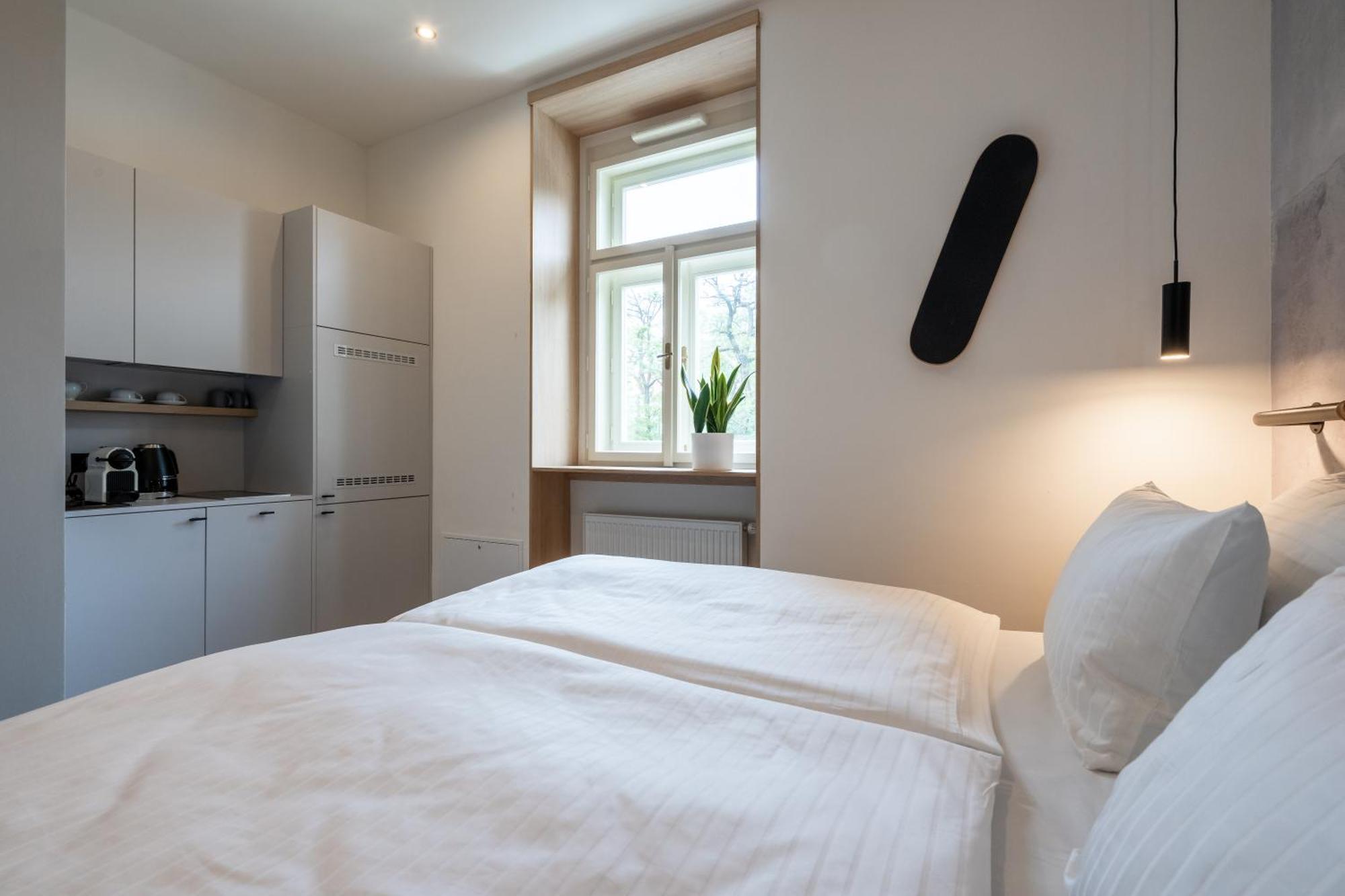 Honest Karlin Aparthotel Prag Exteriör bild