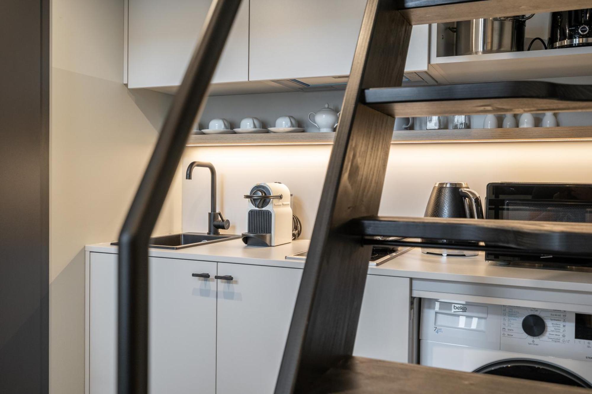 Honest Karlin Aparthotel Prag Exteriör bild