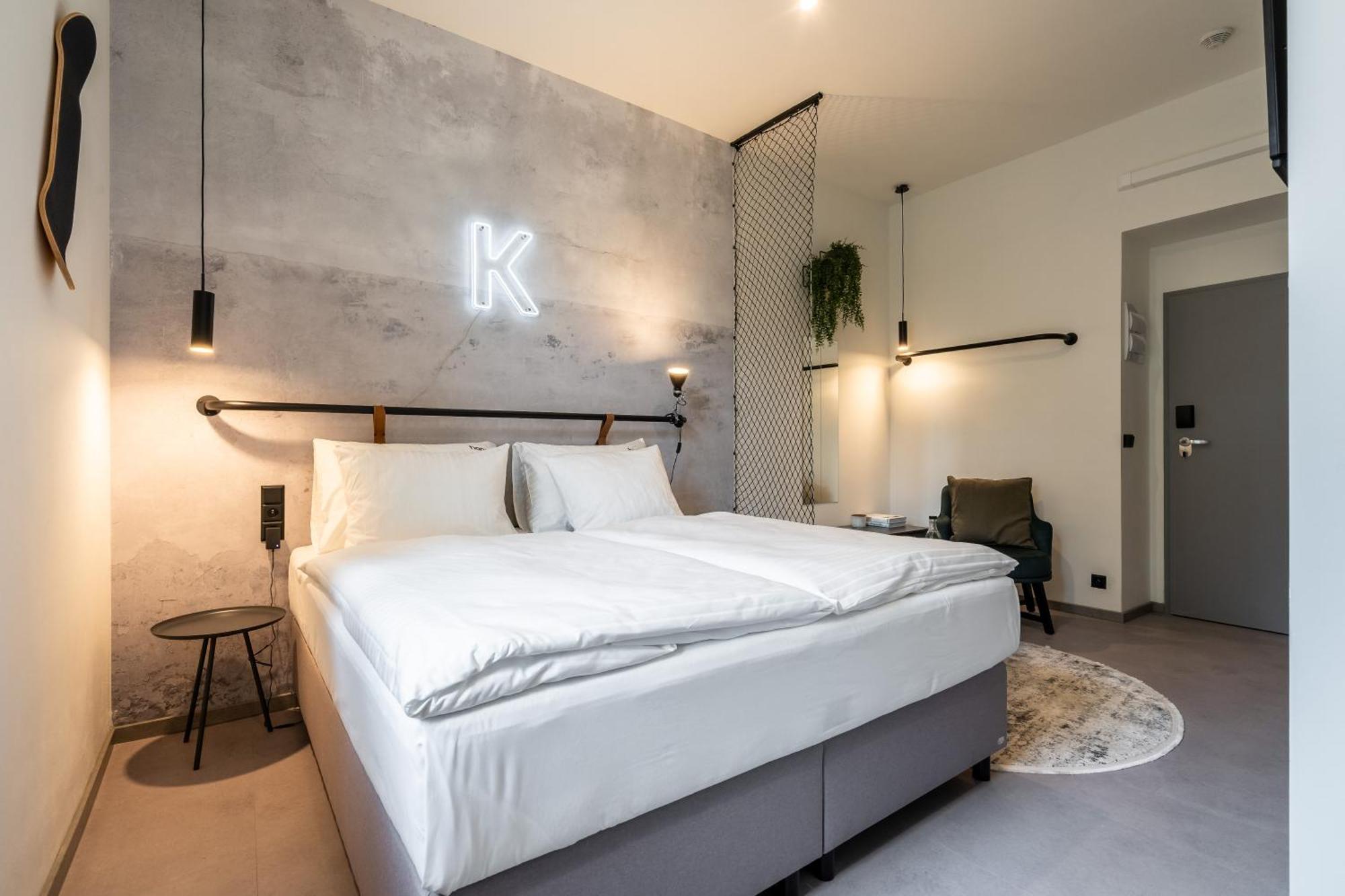 Honest Karlin Aparthotel Prag Exteriör bild