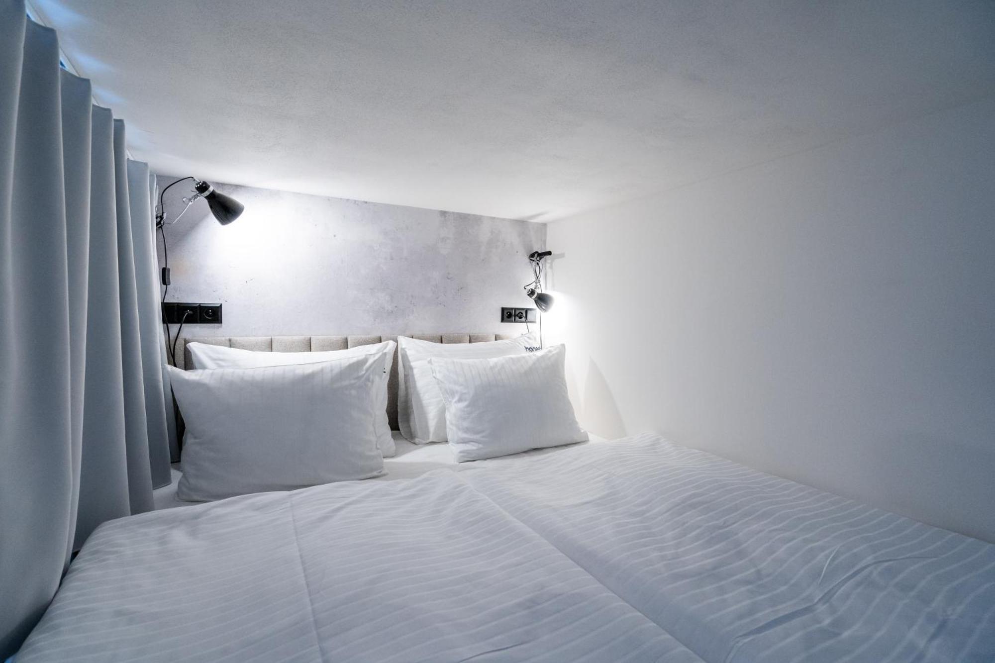 Honest Karlin Aparthotel Prag Exteriör bild