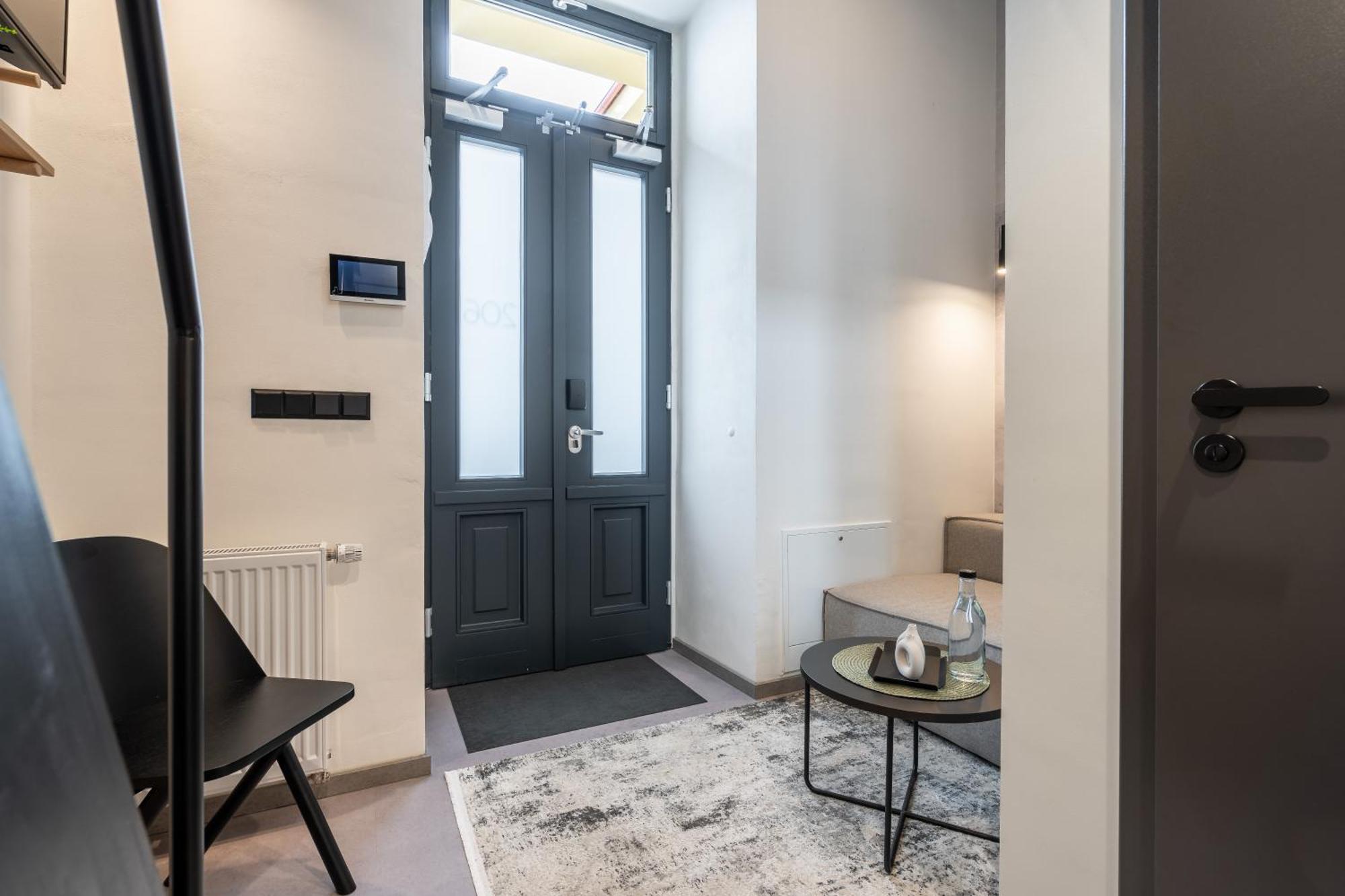 Honest Karlin Aparthotel Prag Rum bild