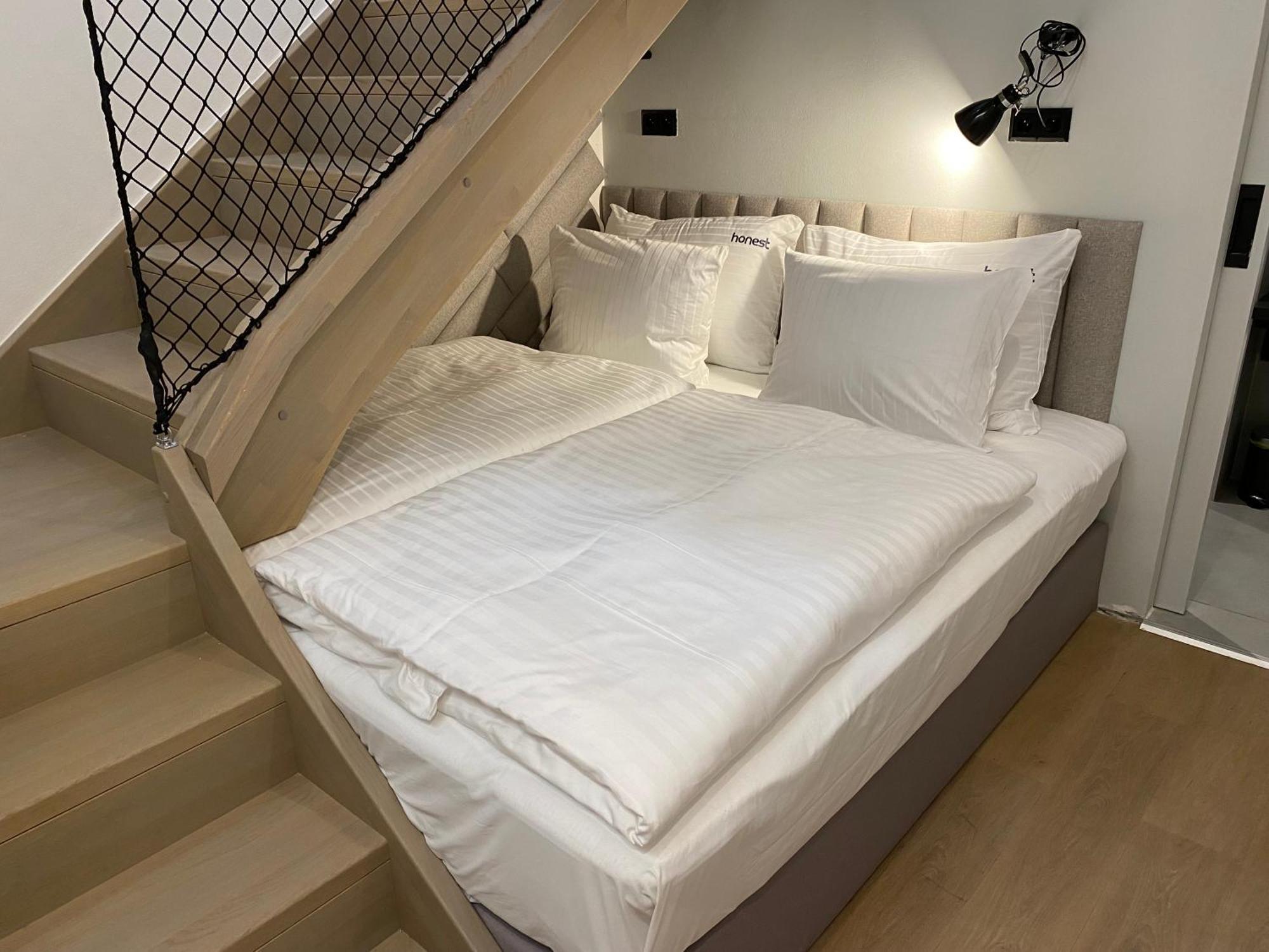 Honest Karlin Aparthotel Prag Rum bild