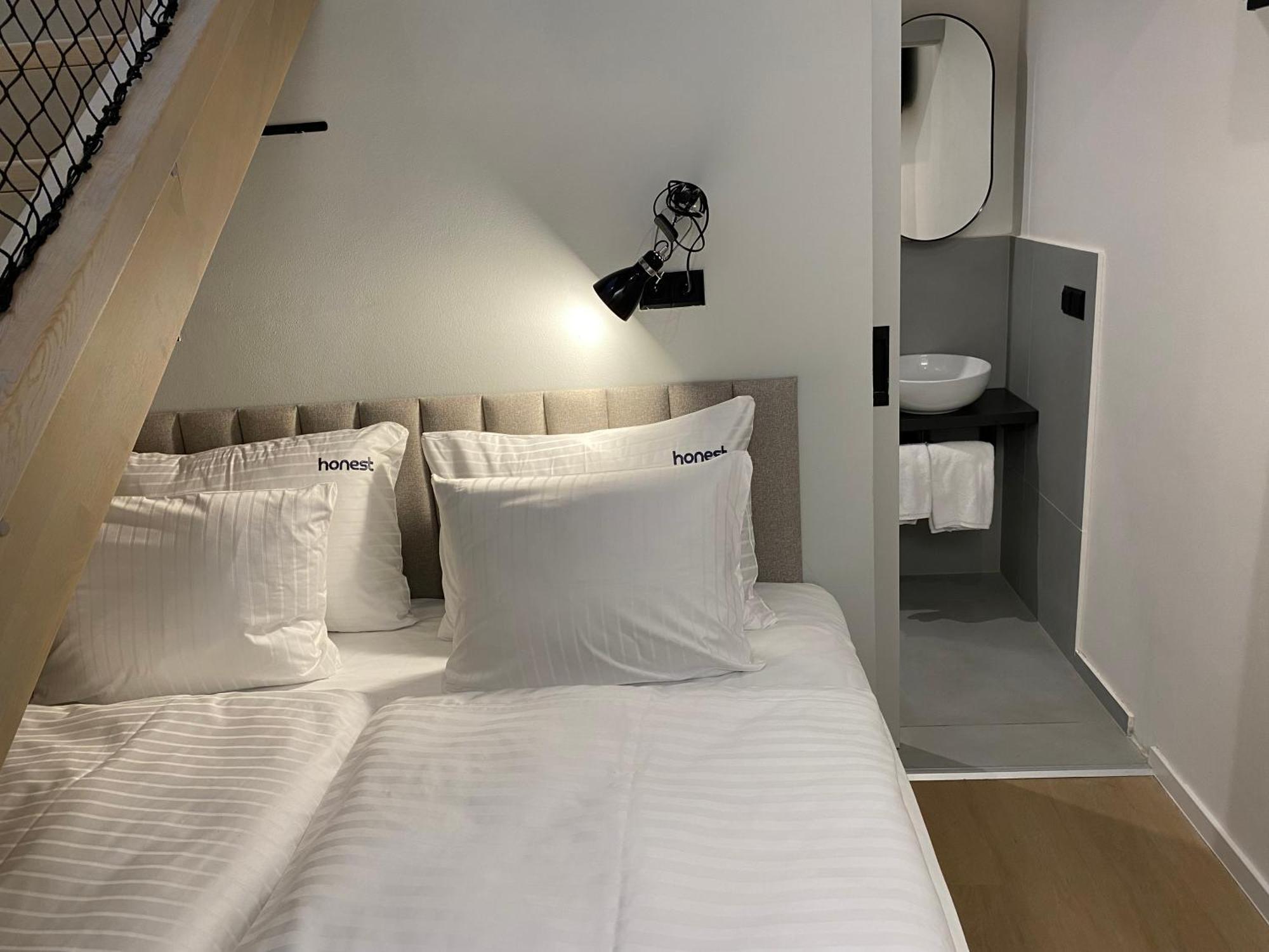 Honest Karlin Aparthotel Prag Rum bild