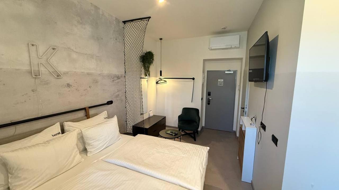 Honest Karlin Aparthotel Prag Exteriör bild